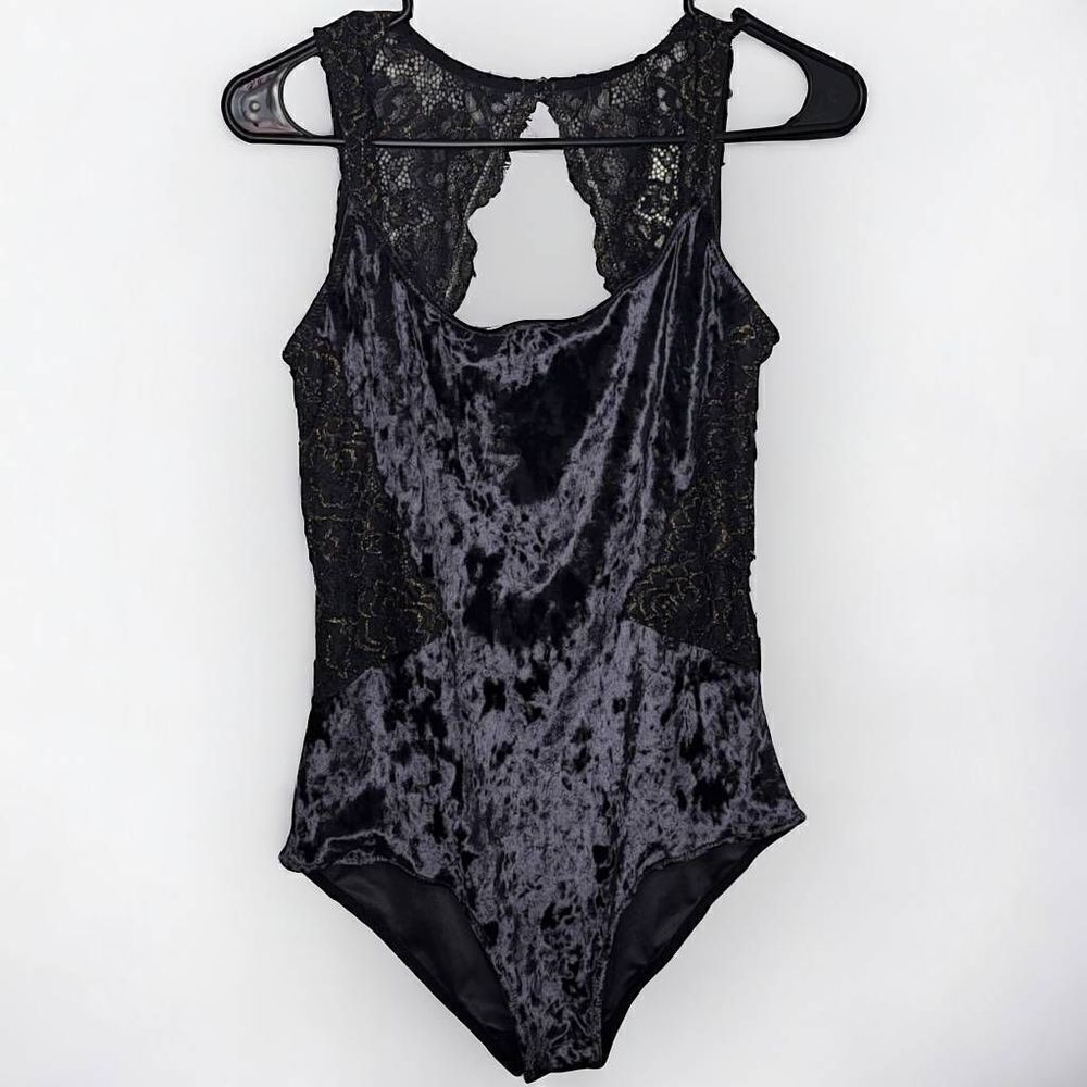 INTERNATIONAL CONCEPTS INC Women's Velvet & Lace Bodysuit size Medium